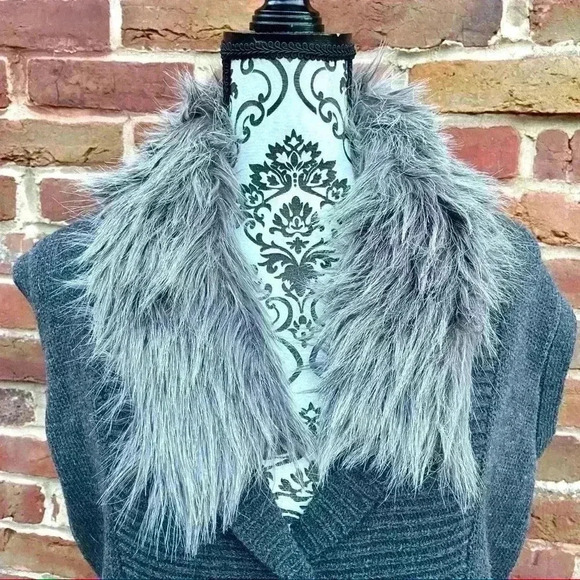 ZAC & RACHEL Gray Soft Faux Fur Collar Knit Sweater Vest Size S - Picture 2 of 8